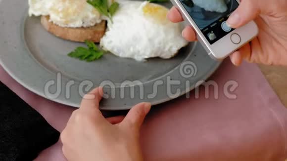 在餐馆用手机拍美味沙拉的女人视频的预览图
