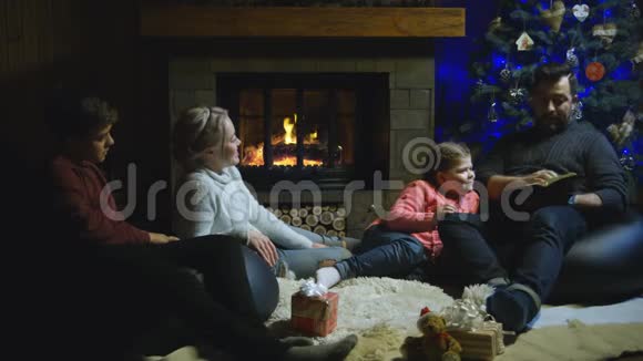 家人在圣诞树前放松视频的预览图