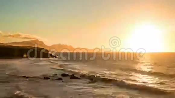 西班牙加那利的福尔特文图拉岛日落时分海浪袭来视频的预览图
