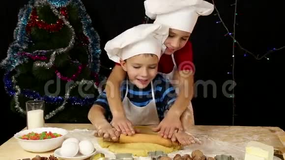 两个孩子一起揉面做圣诞饼干视频的预览图