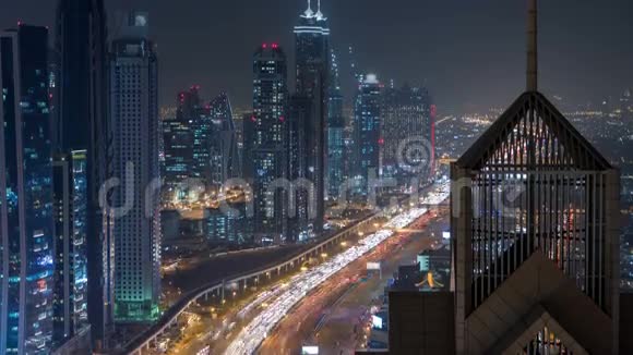 阿联酋迪拜迪拜奢华的迪拜城市夜晚繁忙的摩天大楼和高速公路视频的预览图