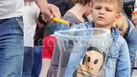 可爱的男孩吹肥皂泡视频的预览图