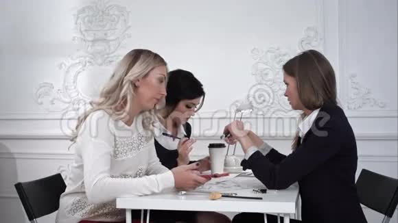 三位美丽的创意商业女性在办公室工作视频的预览图