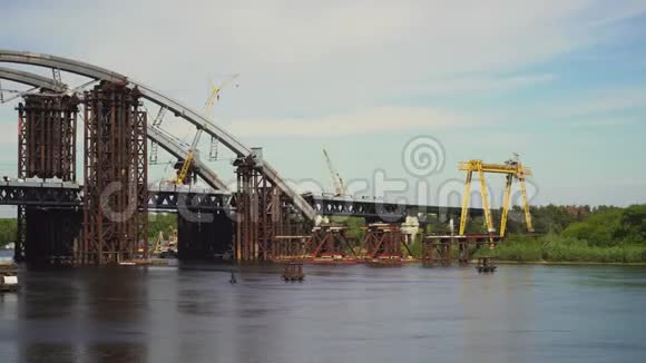 基辅正在修建的桥梁视频的预览图