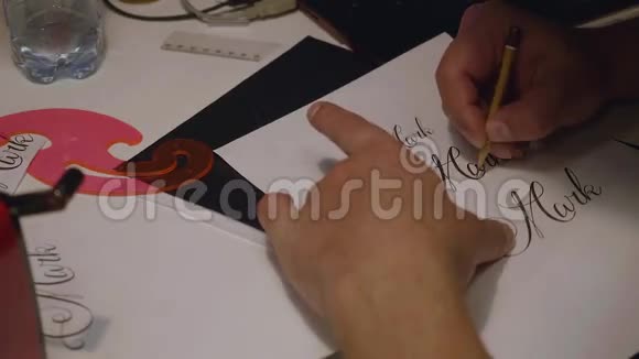 纹身艺术家的手准备纹身设计视频的预览图