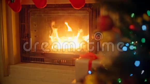 背景客厅壁炉旁的圣诞树上挂着五颜六色的视频的预览图