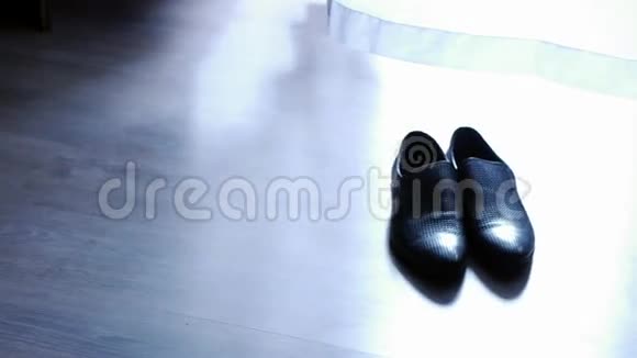 男鞋在窗帘旁边的地板上男式配饰视频的预览图