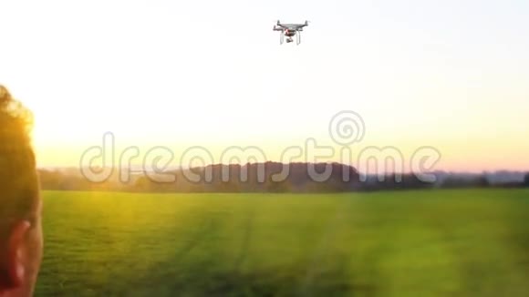 现代RC无机无人机钻机四重机相机在清晰的S上飞行视频的预览图