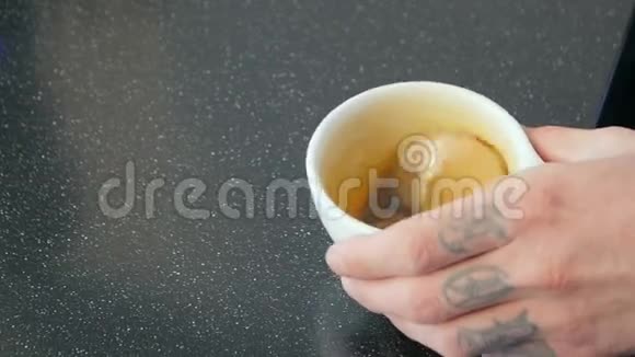 咖啡师手拿着小杯子视频的预览图