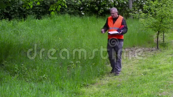 园林经理在质量不好的割草机附近写信视频的预览图