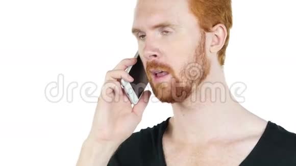 一个年轻的压力大情绪低落的男人在电话里咄咄逼人地说话视频的预览图