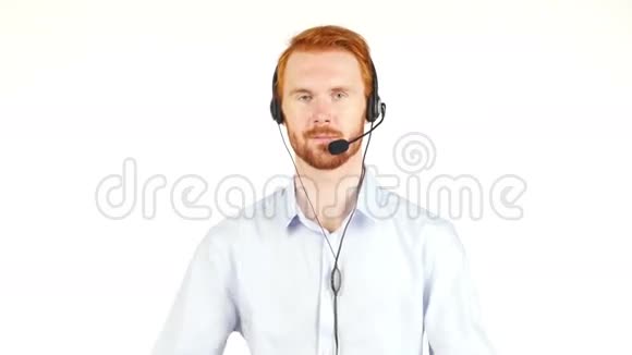 一位咨询客户的代理人在电话中打手势的特写照片视频的预览图