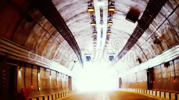 从黑暗隧道里出来慢动作3840x2160视频的预览图