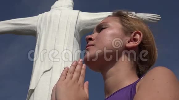 基督教妇女向上帝祈祷视频的预览图
