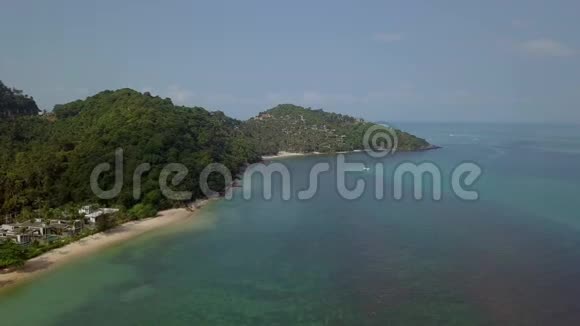 泰国热带岛海滨豪华海滨别墅的居民区鸟瞰图视频的预览图