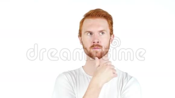 体贴的红发休闲青年被隔离在白色背景上视频的预览图