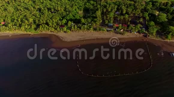 在一个温和的热带岛屿度假海岸上的日出顶部乡村景色视频的预览图