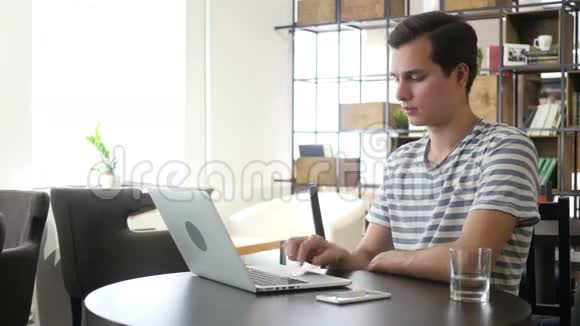 青年男子在办公室咖啡厅网上聊天视频的预览图