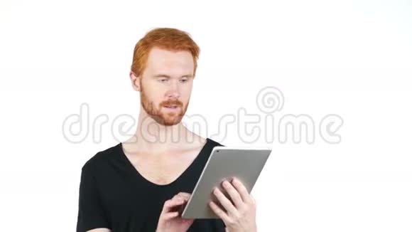 一个年轻人在平板电脑上打视频电话视频的预览图