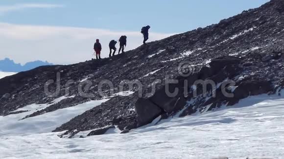 登山者用雪场爬山四个登山者登上山视频的预览图