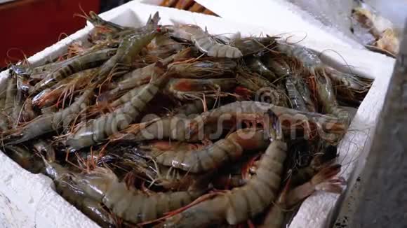 街鱼市场柜台出售新鲜海虾视频的预览图