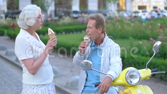 成熟的夫妇吃冰淇淋视频的预览图
