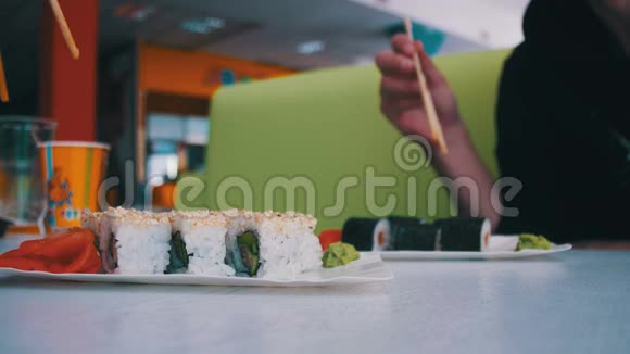日本餐馆的盘子里放着寿司视频的预览图