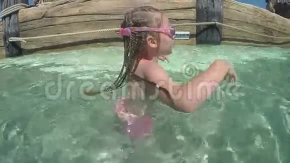 在室外游泳池游泳的小女孩视频的预览图