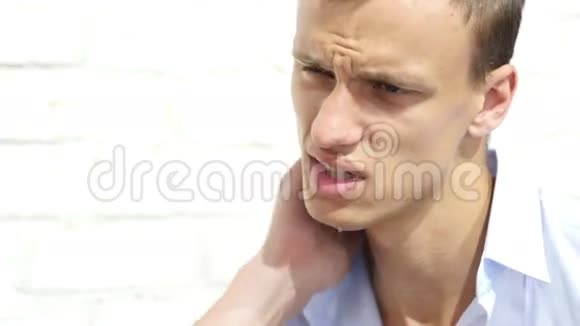 一个年轻的商人脖子疼视频的预览图