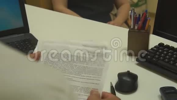 男商用手缅因州脱脂纸合同协议视频的预览图
