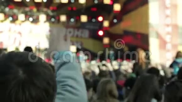 在第一场音乐会上欢呼的人视频的预览图