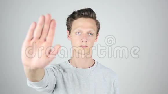 停止标志不允许被年轻人孤立的手势视频的预览图