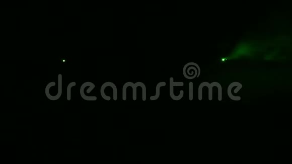 绿光轮廓聚光灯在黑暗中的烟雾毯视频的预览图
