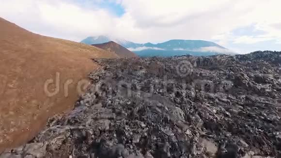 飞过火山的熔岩有火山爆发的地方的游客视频的预览图
