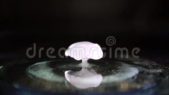 在黑暗中融化一块冰在腿上视频的预览图