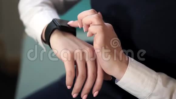 商务女士使用一种新的小玩意儿这种小玩意叫做智能手表用手戴视频的预览图