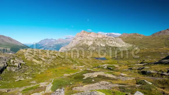 山峰和高山湖与移动的云在阿尔卑斯山夏季莫里斯萨沃伊法国时光流逝视频的预览图