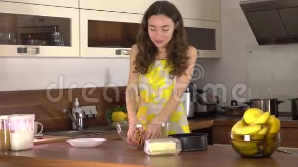 漂亮的黑发年轻女人在家做甜点4克斯泰德姆视频的预览图