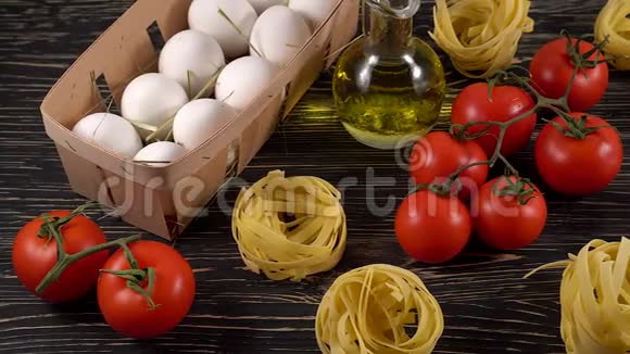 木制背景的意大利面鸡蛋油番茄和大蒜视频的预览图