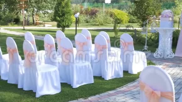 婚礼上装饰了一排排椅子视频的预览图