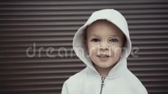 棕色纹理背景下两年男孩的肖像视频的预览图