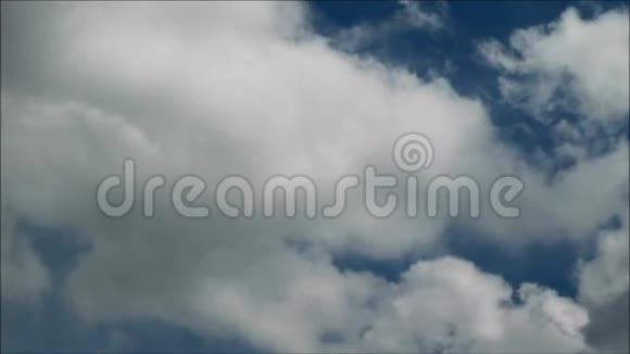 雨季的蓝天上飘着白色蓬松的云和灰色的雨云视频的预览图