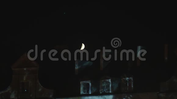 半个月亮照耀着房子的屋顶故障视频的预览图