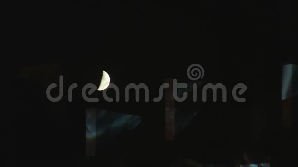 半个月亮照耀着房子的屋顶故障视频的预览图