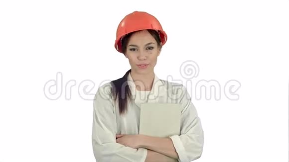 戴安全帽的女建筑师拿着写字板在白色背景下与摄像机交谈视频的预览图