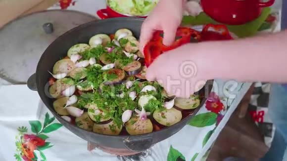 白色厨师的手把胡椒加入大锅与蔬菜视频的预览图
