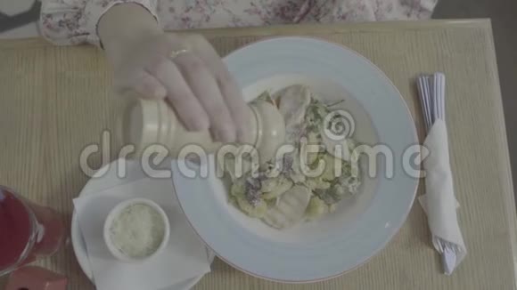 女人在家里加盐吃饭盐瓶盐食品吃的盘子从上面看视频的预览图