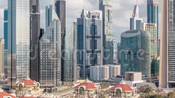 在迪拜的市区和金融区的空中景观阿联酋的摩天大楼和高速公路视频的预览图
