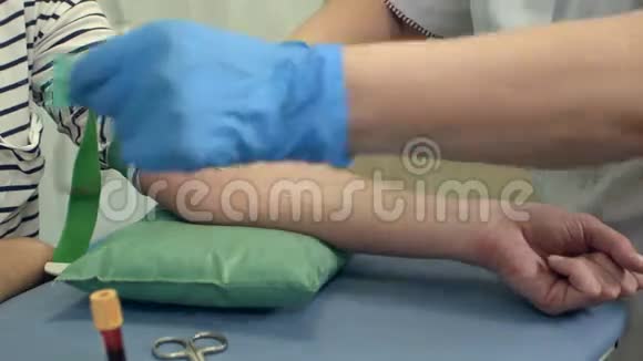 献血后给女性手臂涂药视频的预览图