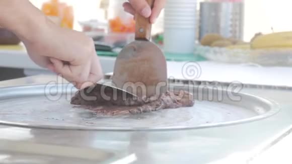 烹制泰式天然水果冰淇淋在冷盘上用西番莲做冰淇淋卷做冰淇淋视频的预览图